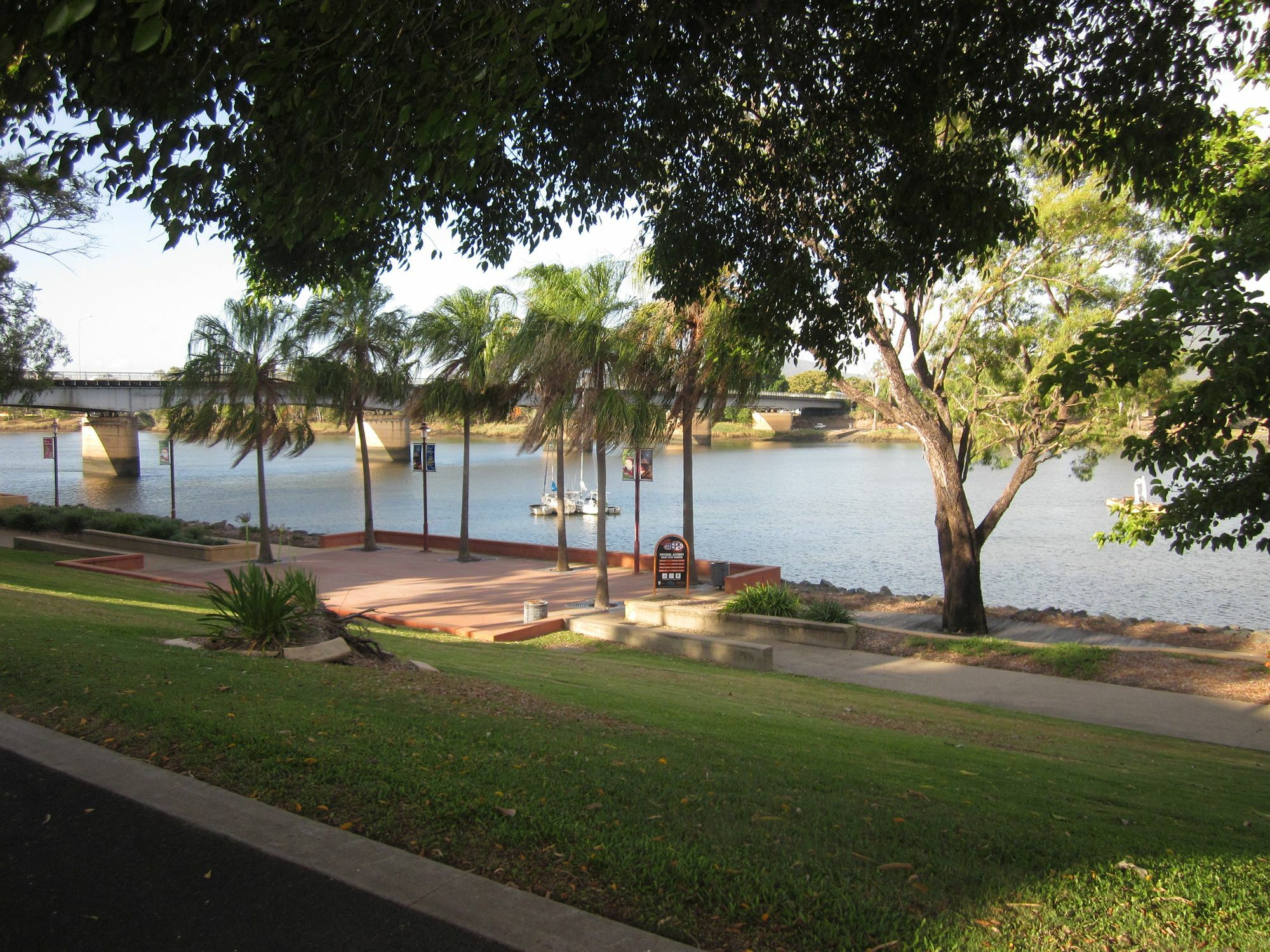 Cosmopolitan Motel & Serviced Apartments Rockhampton Exterior foto